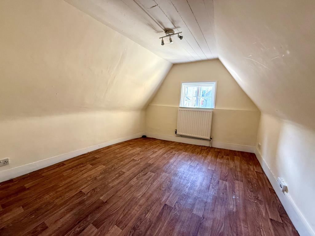 Lot: 73 - VACANT COMMERCIAL UNIT - Second floor room two